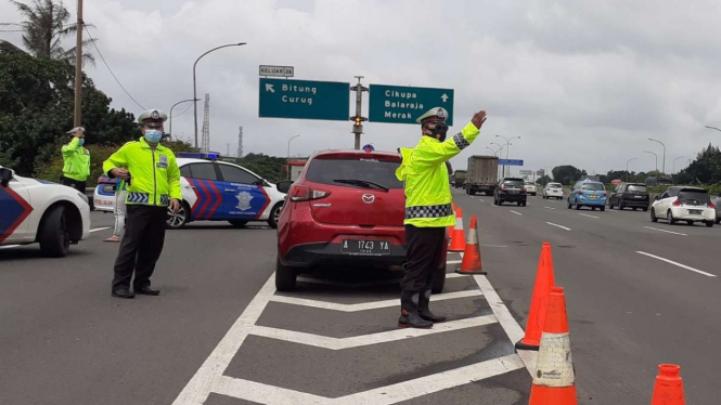 Polisi tutup pintu tol Bitung karena banjir.