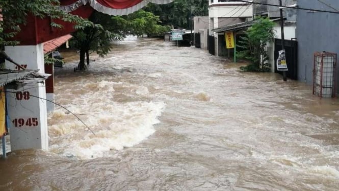 Sejumlah wilayah di Kota Tangerang dan Kabupaten Tangerang, Banten, kebanjiran menyusul hujan deras dan air sungai meluap pada Sabtu, 20 Februari 2021.