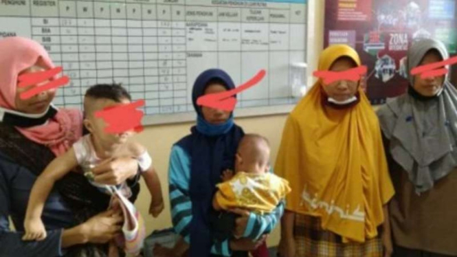Empat ibu rumah tangga (IRT) dengan dua balita di Desa Wajageseng, Kecamatan Kopang, Lombok Tengah, Nusa Tenggara Barat, mendekam di balik jeruji Kejaksaan Negeri Praya.