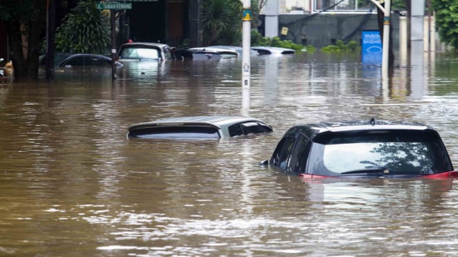 Docenas de autos se inundaron en la inundación en Keman