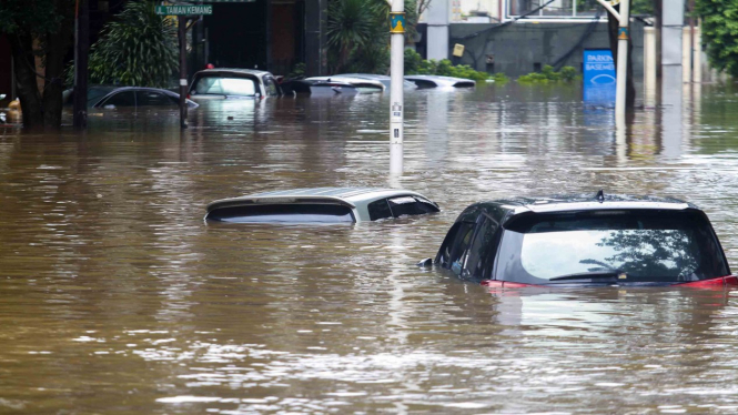 Jangan Panik! Ini Cara Penanganan Mobil Listrik saat Kondisi Banjir