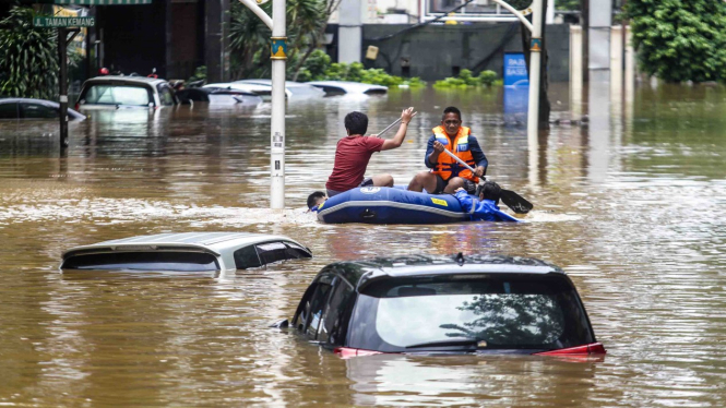 Banjir di Kemang, Puluhan Mobil Terendam