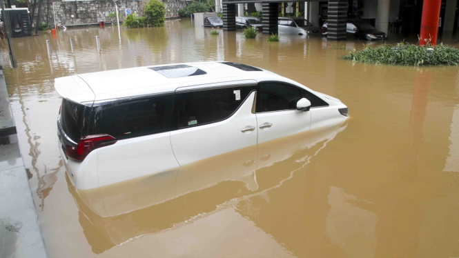 Banjir di Kemang, Puluhan Mobil Terendam