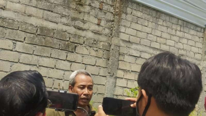 Atap berbahan spandek di kompleks pabrik rokok di Lombok Tengah, Nusa Tenggara Barat, yang dilempar oleh empat ibu rumah tangga hingga mereka dilaporkan kepada polisi dan dijebloskan ke penjara.