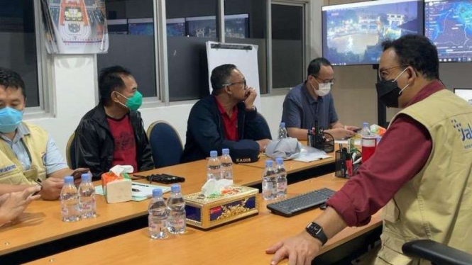 Anies Baswedan bersama anak bah rapat hadapi banjir Jakarta