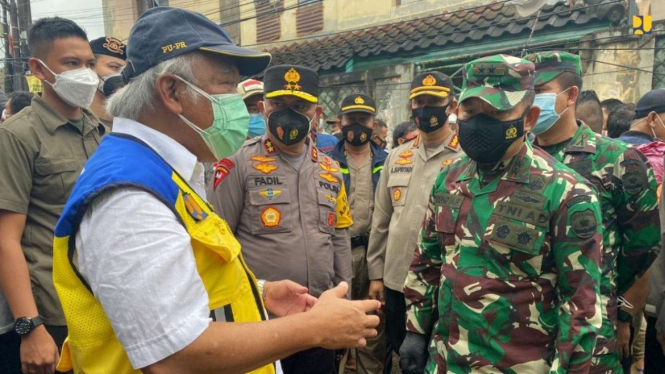 Menteri PUPR Basuki Hadimuljono saat meninjau banjir Kota Bekasi