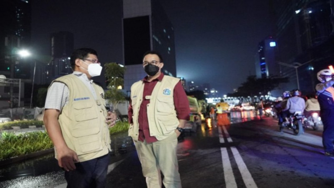 Gubernur DKI Jakarta, Anies Baswedan saat meninjau banjir di Jalan Jend Sudirman