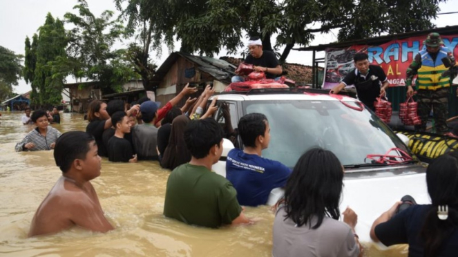 Anggota DPR RI Dedi Mulyadi membagikan nasi kotak untuk korban banjir di Karawang