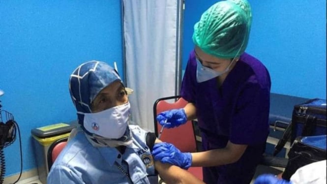RSUD Tanjung Priok Jakarta Utara melakukan vaksinasi terhadap lansia.