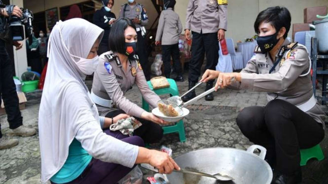 Polwan Korlantas Polri memasak untuk korban banjir di Jakarta