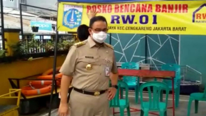 Gubernur DKI Jakarta, Anies Baswedan saat meninjau posko banjir di Cengkareng.