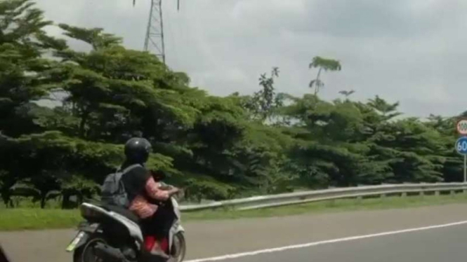 Emak-emak tertangkap masuk tol pakai kendaraan roda dua