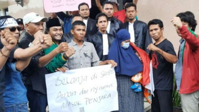 Relawan dan pengacara kasus online shop yang menjerat warga di Lombok Tengah, Nusa Tenggara Barat.