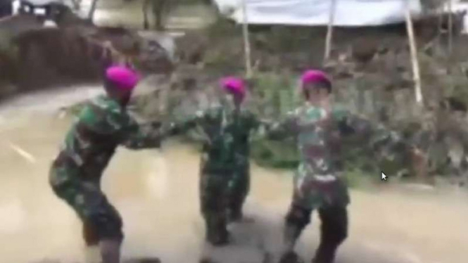 VIVA Militer: Prajurit Marinir terabas lumpur demi bantu korban banjir di Bekasi