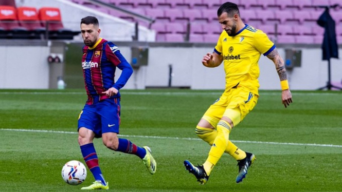 Jordi Alba dalam pertandingan antara Barcelona vs Cadiz