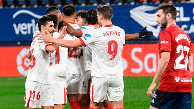 Para pemain Sevilla rayakan gol ke gawang Osasuna.