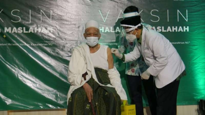 Rais Syuriah NU Jawa Timur Anwar Manshur menjalani vaksinasi COVID-19 di kantor NU setempat di Surabaya pada Selasa, 23 Februari 2021.