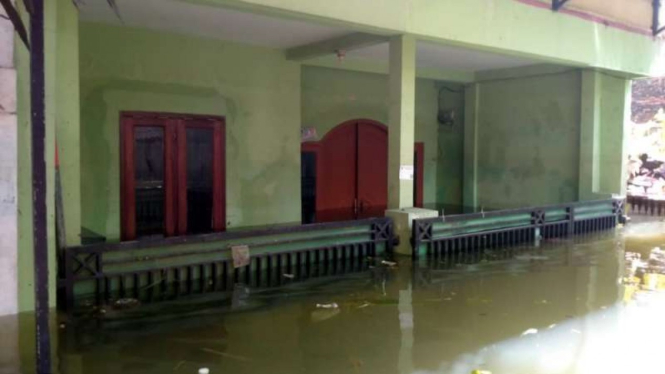 Pemukiman di Komplek Total Persada Tangerang masih digenangi banjir