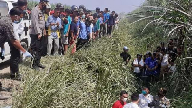 Polisi melakukan olah TKP pembunuhan pasutri di Binjai, Sumut.