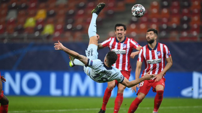 Tendangan salto Olivier Giroud saat hadapi Atletico Madrid.