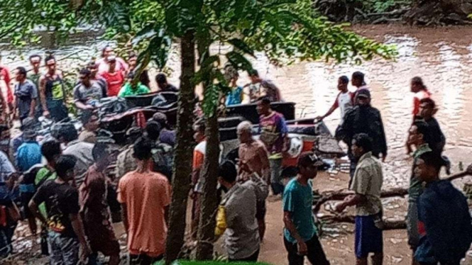 Warga dan petugas mengangkut mobil korban di Desa Batu Tering, NTB.