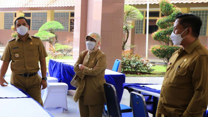 Wali Kota Tangerang, Arief R Wismansyah saat meninjau persiapan vaksinasi.