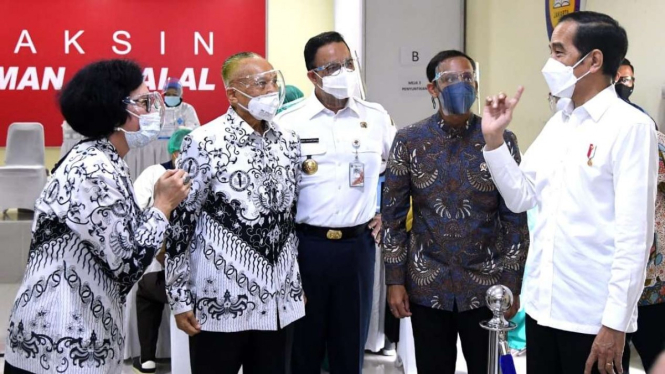 Presiden Jokowi Meninjau Vaksinasi COVID-19 untuk Guru di SMAN 70 Jakarta
