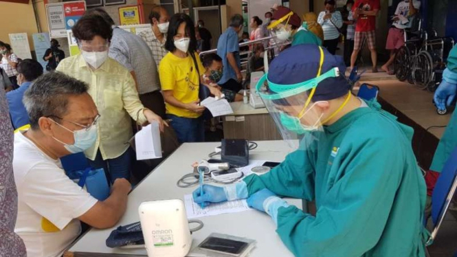 Antrean vaksin di RSUD Kembangan Jakarta Barat