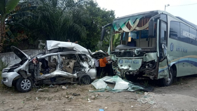 Kondisi bus dan mobil Avanza usai kecelakaan maut di Tebing Tinggi, Sumut.