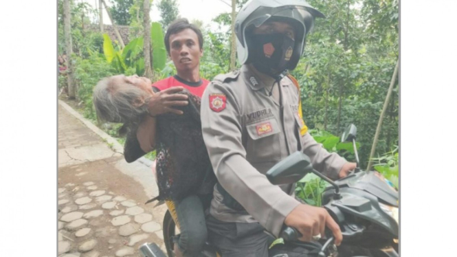 Seorang Warga Jember Dan Bripka Yudi Haryanto menyelamatkan seorang nenek.