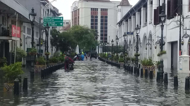 Banjir genangi kota lama Semarang.
