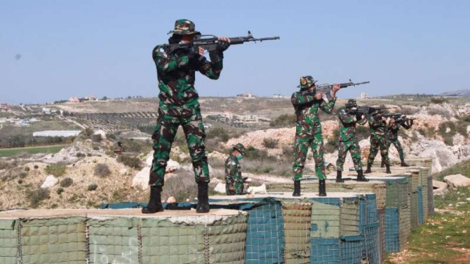 VIVA Militer: Prajurit TNI Yon Mekanis Konga Unifil latihan tembak di Lebanon