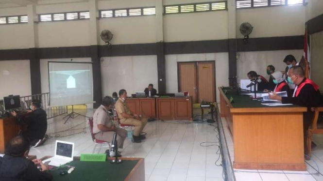 Terdakwa perkara dugaan korupsi pengadaan lahan tempat pemakaman umum di Kabupaten Ogan Komering Ulu, Johan Anuar, saat diadili di Pengadilan Negeri Klas 1 A Khusus Palembang.