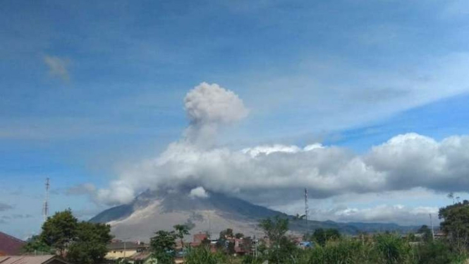 Gunung Sinabung erupsi, Kamis, 25 Februari 2021.