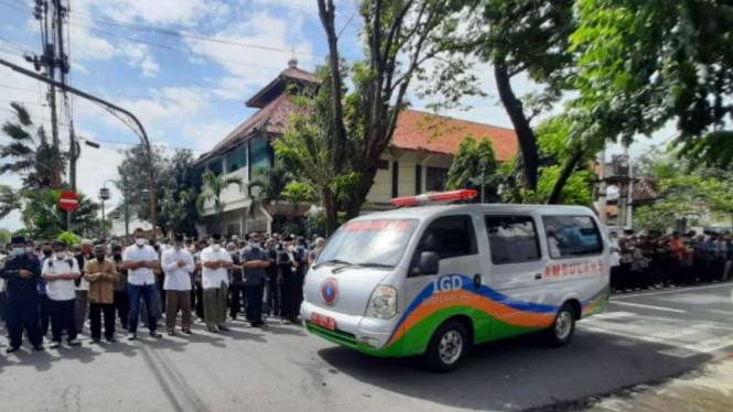 Ratusan pelayat turut mensalatkan jenazah Ustaz Ahmad Sukina.