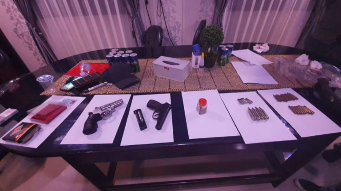 Sejumlah amunisi dan senjata api selundupan yang diamankan.