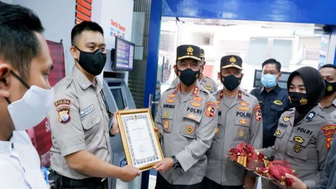 Satpam di Makassar menerima penghargaan atas tindak tegas patuhi prokes