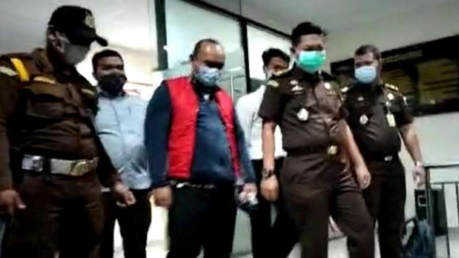 Hendro Hermawanto, mantan kepala Desa Sukawangi, Kecamatan Sukamakmur, Kabupaten Bogor, Jawa Barat, ditetapkan tersangka oleh Kejaksaan Negeri setempat setelah terbukti korupsi anggaran dana desa.