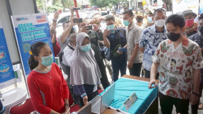 Wali Kota Solo Gibran Rakabuming meninjau vaksinasi di Kota Solo
