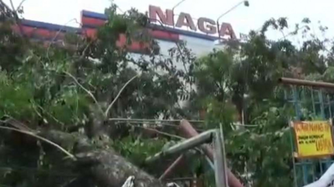 Supermarket Naga di Bekasi Utara hancur usai dilanda puting beliung.