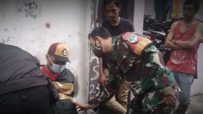  TNI  Amankan Pria Berpistol Diikat  Warga Ternyata Anggota 