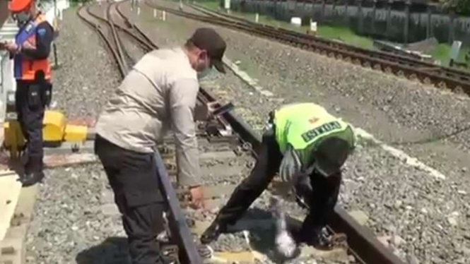 Polisi olah TKP anggota DPRD Kendal tertabrak kereta api.