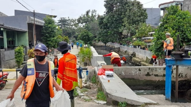 Warga bikin gerebek kali bersih di daerah langgaran banjir di Bekasi Timur