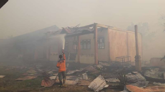 Gedung SMKN di Kubu Raya hangus terbakar diduga imbas karhutla