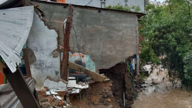Banjir di Dompu hancurkan rumah-rumah penduduk