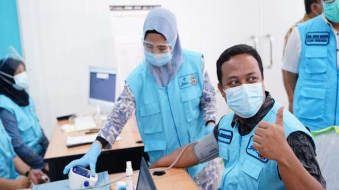 Wakil Gubernur Sulawesi Selatan Andi Sudirman Sulaiman saat menjalani vaksinasi