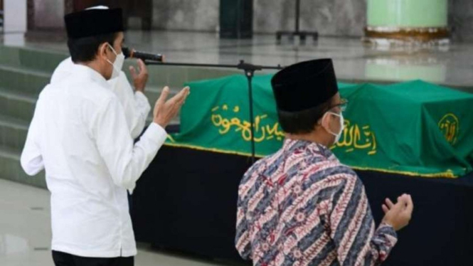Presiden Jokowi melakukan takziah dan datang melayat alm. Artidjo Alkostar.