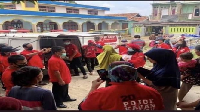 PKPI memberikan bantuan ke korban banjir di Kabupaten Bekasi