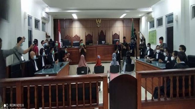 Sidang putusan sela empat IRT di Lombok