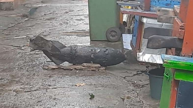 Benda diduga mortir yang ditemukan pencari besi di Kali Cipinang.
